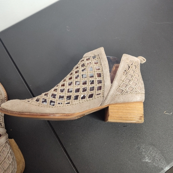 Jeffrey Campbell Taggart Suede Lazer Cut Booties size 9.5 women's - Picture 6 of 10
